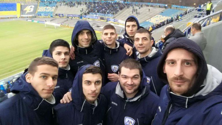 Волейболният Левски подкрепи футболистите на “сините”