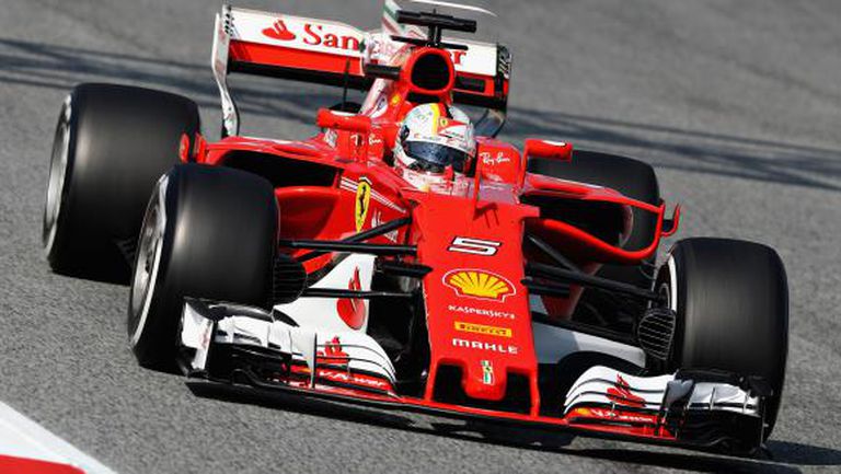Фетел и Ферари най-бързи до обяд в първия тест във Ф1 за годината