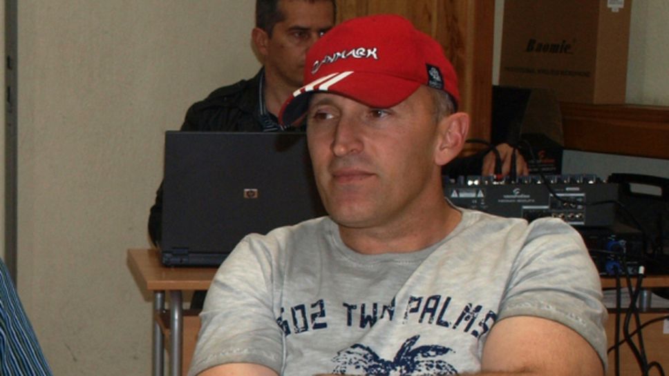 Антон Бачев подаде оставка след само един мач