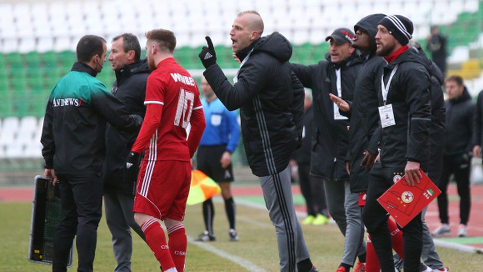 Треньорите на ЦСКА-София нахлуха на терена и нападнаха съдията, Бодуров го спасява