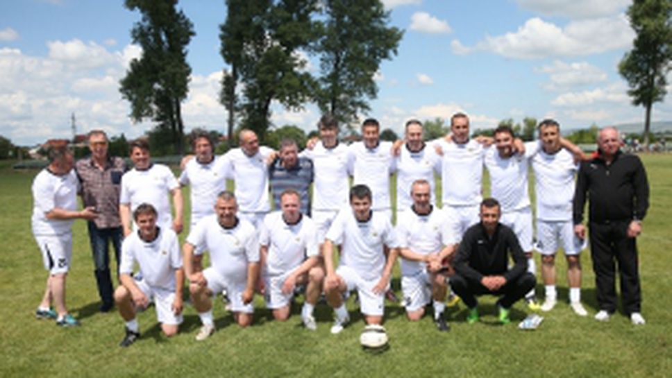 Шампионският отбор на Славия от 1996 игра демонстративен мач в Костинброд