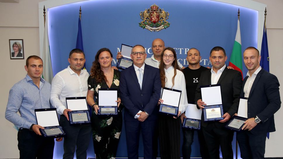 Министър Кузманов награди медалистите от европейското по самбо