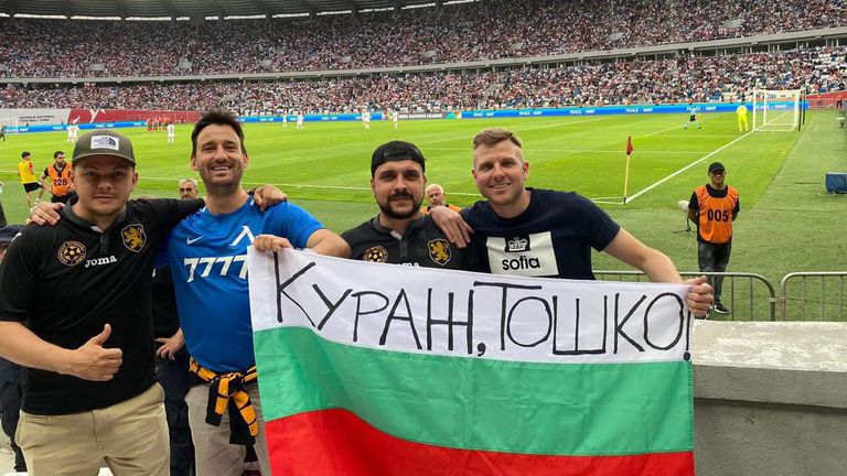  Фенове на Левски поддържаха Тодор Неделев 