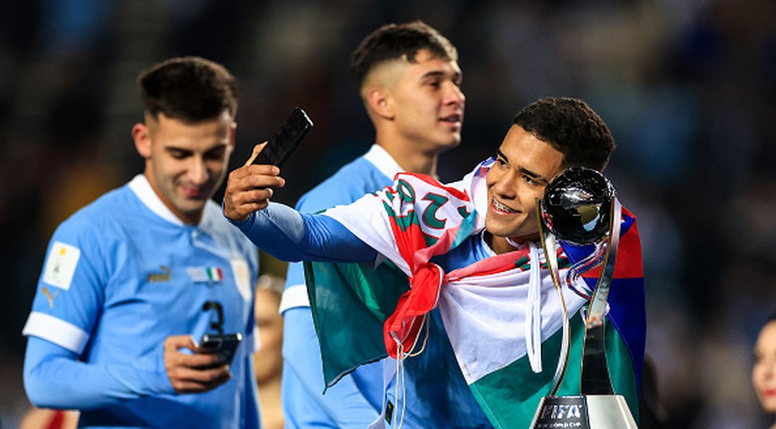 Прокобата във футболна Италия продължи и направи Уругвай шампион на Световното за младежи до 20 години