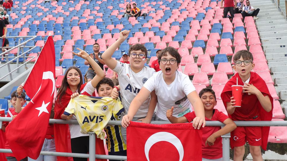 Турският национален отбор се чувства у дома в Германия, тренира пред хиляди