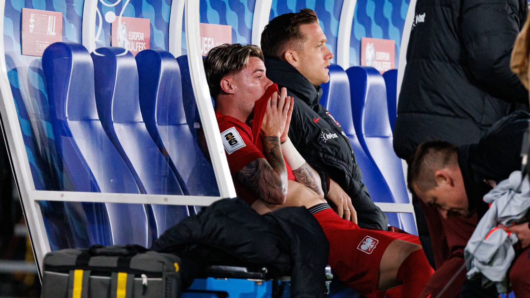 Фенът, който припадна по време на сблъсъка Финландия - Полша, е починал