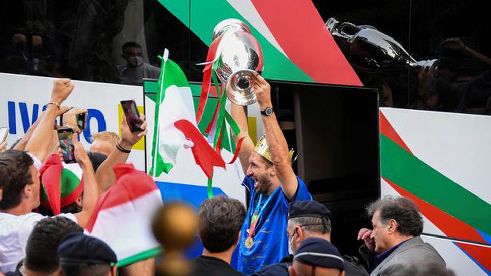 Италия показа европейската титла на родна земя