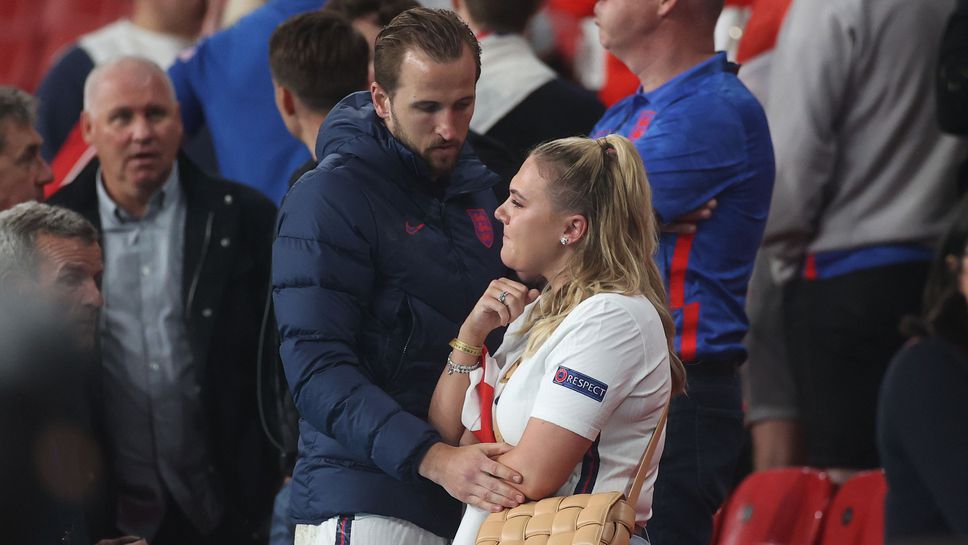 Хари Кейн утешава жена си след финала на Евро 2020