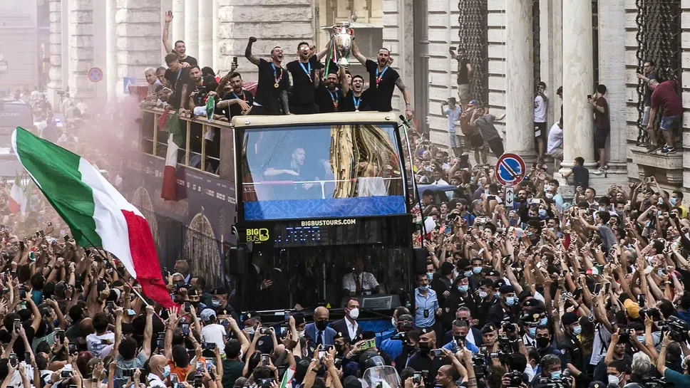 Шампионски парад за Италия по улиците на Рим