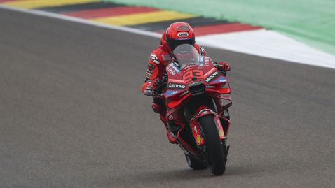 Маркес се оказа недостижим под дъжда в квалификацията в Германия