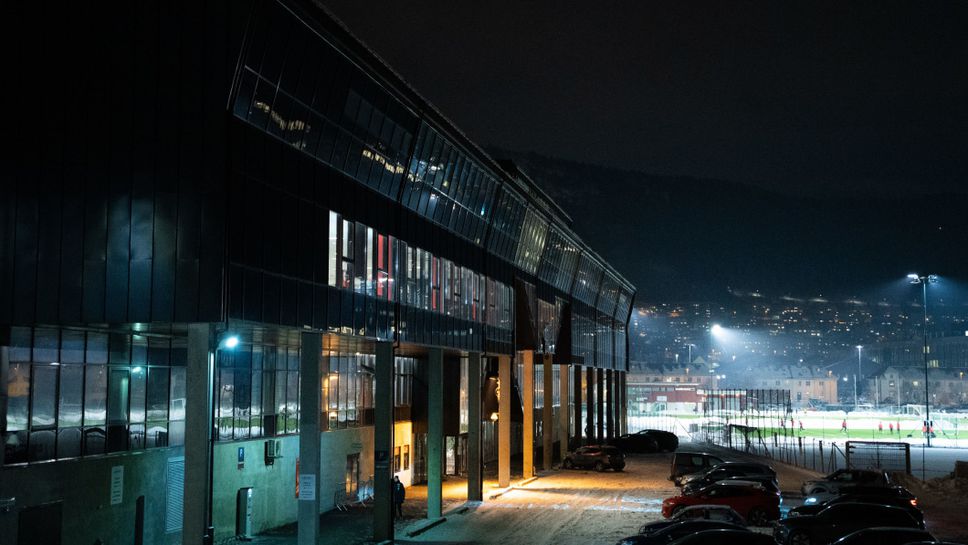 Тиймбилдинг в Норвегия завърши с оргия на стадиона