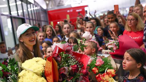 Калейн, Николова и ансамбълът се завърнаха от Париж