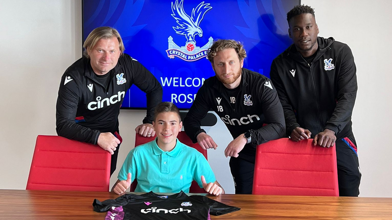 Млад български вратар подписа с Кристъл Палас