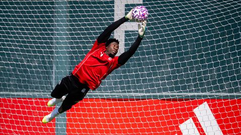  Онана изправен пред вероятността да остане трети вратар, още има късмет да напусне 