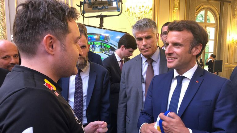 Френският президент Еманюел Макрон се похвали с честта неговата родина