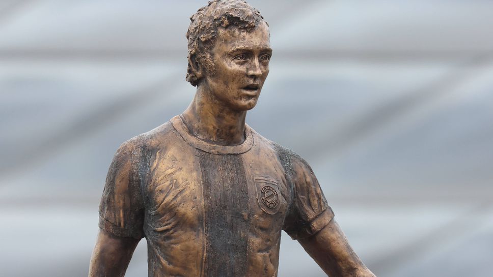 Бронзова статуя на легендата на Байерн Мюнхен и германския футбол
