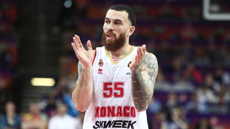 Майк Джеймс остава в Монако