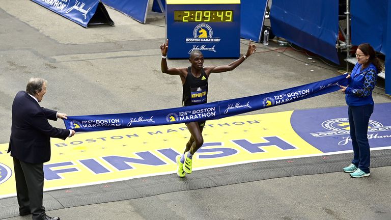 Кенийци триумфираха в легендарния маратон в Бостън