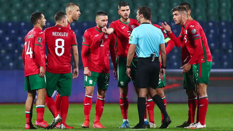  Не засаждайте още тръни по пътя на българските футболисти 