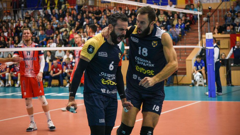 Радостта на волейболистите на Хебър след триумфа в Галац