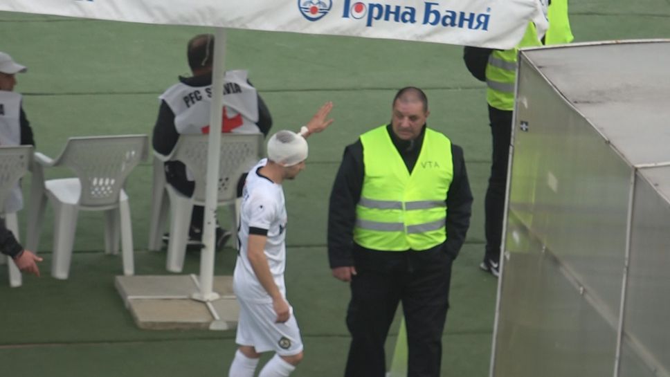 Тасев напусна дербито с бинтована глава