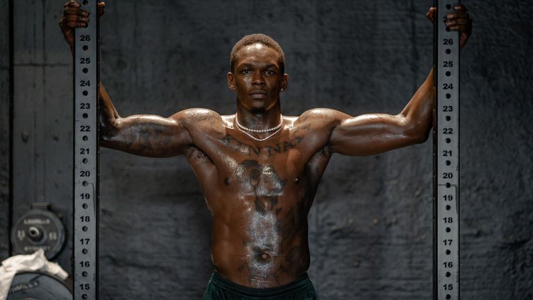 Израел Адесаня изглежда по голям от всякога докато се подготвя за