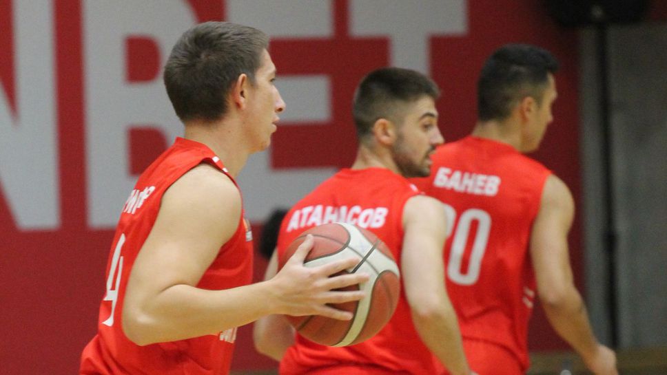 Три отбора се изравниха в челото на Трета дивизия