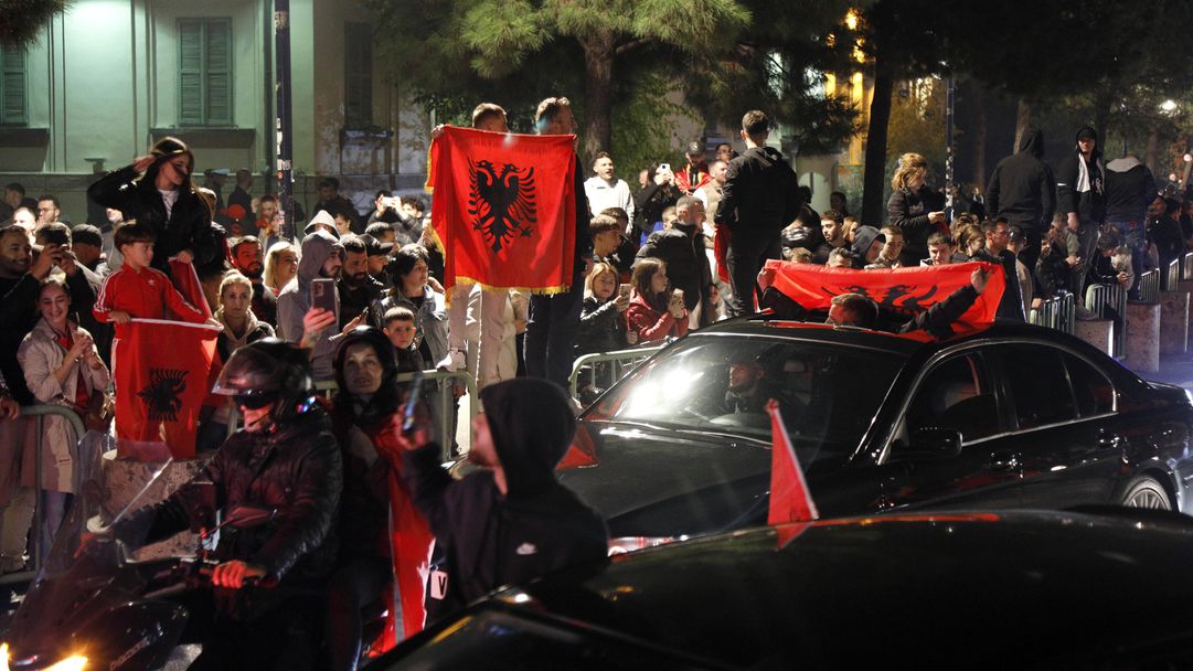 Фенове на Албания отпразнуваха победата над Сърбия със скандални скандирания