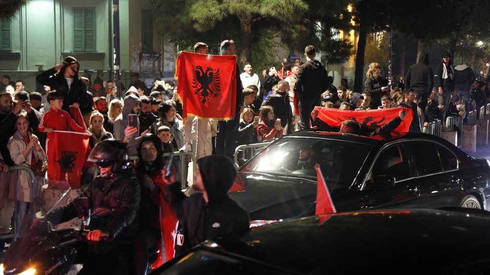 Фенове на Албания отпразнуваха победата над Сърбия със скандални скандирания