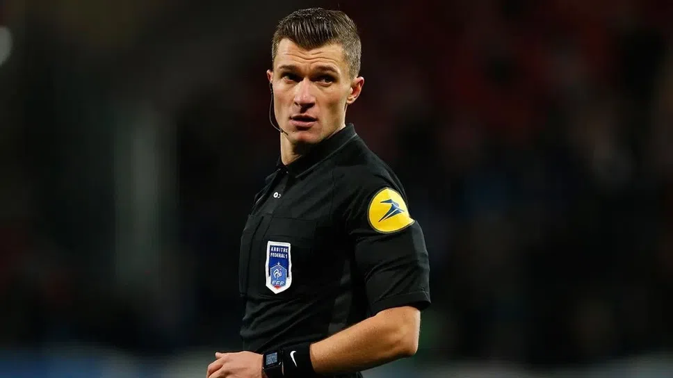 Френски брокер, който дава много дузпи, ще ръководи Испания - България