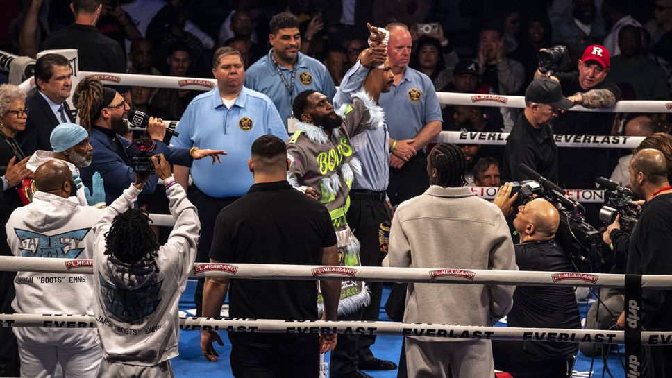 Експресна и зрелищна победа за Джарон Енис във Филаделфия