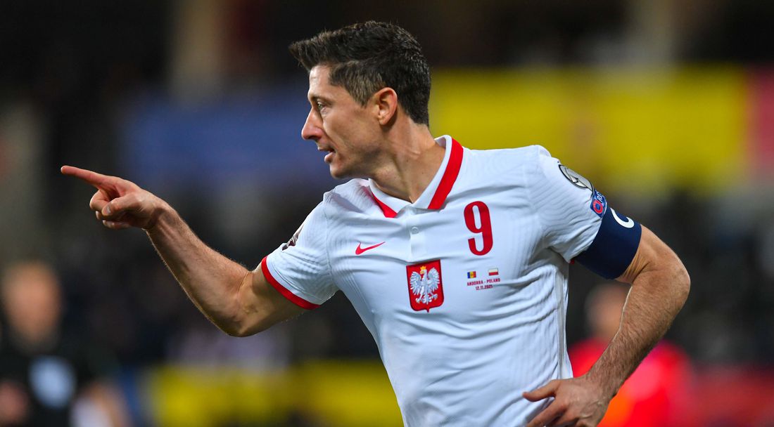 Червен картон в 22-рата секунда и два гола на Левандовски гарантираха участието на Полша на баражите
