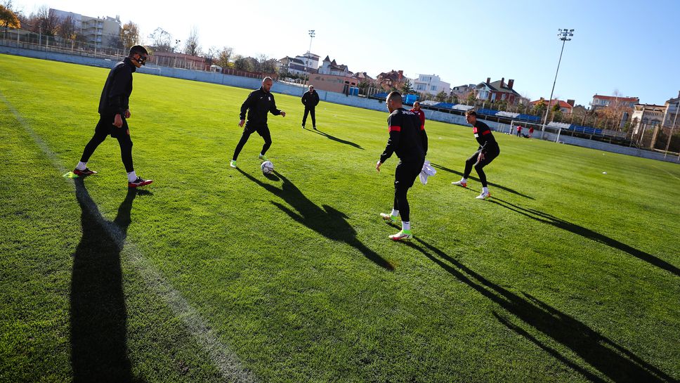 Ясен Петров се включи активно във възстановителната тренировка с футболистите, вратарите тренират усилено на метри от тях