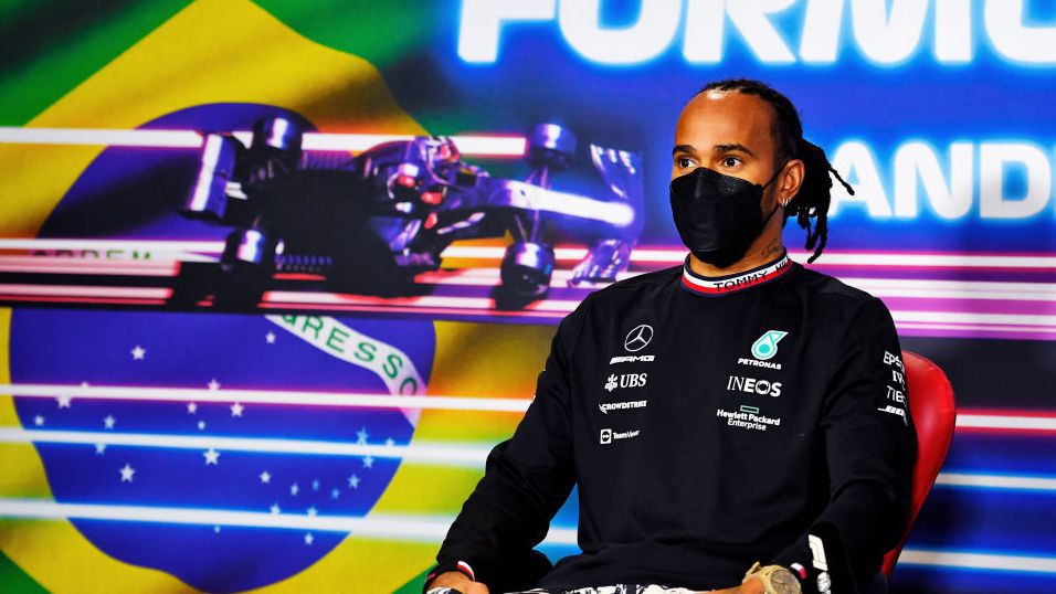 Хамилтън: Крилата ни са подрязани, но няма да се предаваме