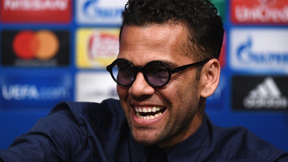 Дани Алвеш и Барса се разбраха! Бразилецът се завръща в Ла Лига