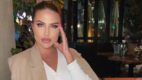 Руски модел не тъжи за футболист, а показва секси извивки