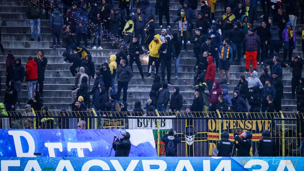 Престрелка с бомбички и ракети между фенове на Левски и Ботев
