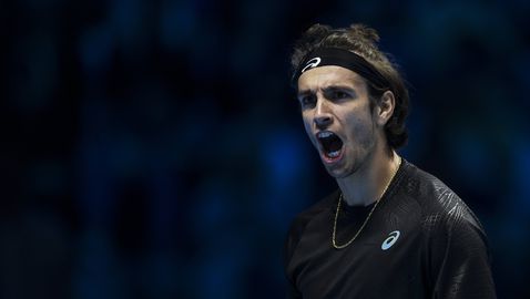  Мусети се пребори с Де Минор в тричасова борба за първа победа на финалите 