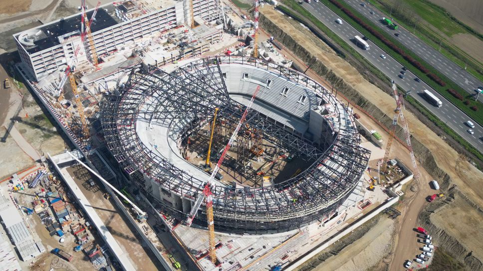 По малко от три месеца преди първото вхвърляне на олимпийския хокеен