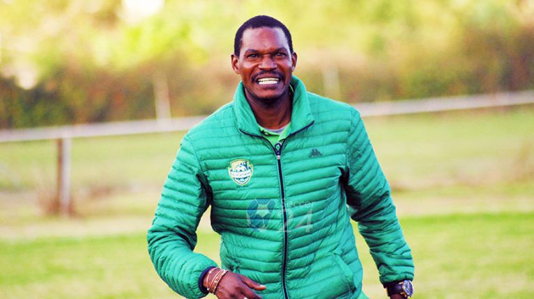 Легенда на Зимбабве пое националния тим на страната