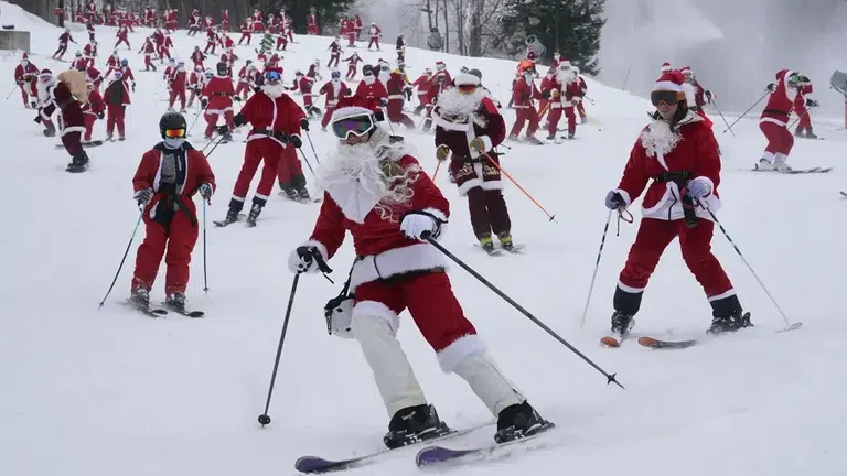 Куп двойници на Дядо Коледа излязоха на ски пистите, за