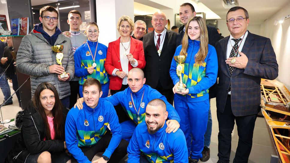 Весела Лечева дари световната си купа по стрелба на новия Образователен и олимпийски център на НСА