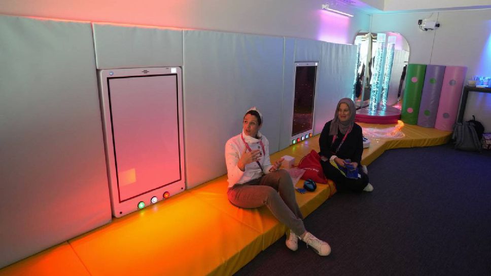 Сензорни стаи на стадионите в Катар предлагат спокойно убежище за деца и младежи с аутизъм