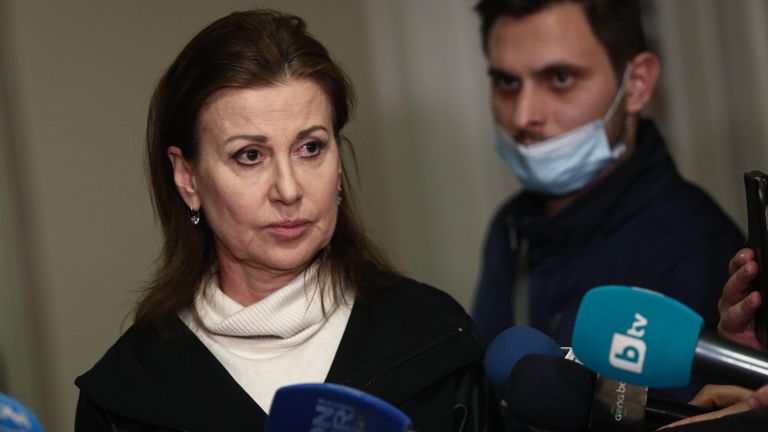  Раева: Министър Василев лъже! Не мога да разреша да се внушава на сътрудници, че ние сме употребени с привилегии 