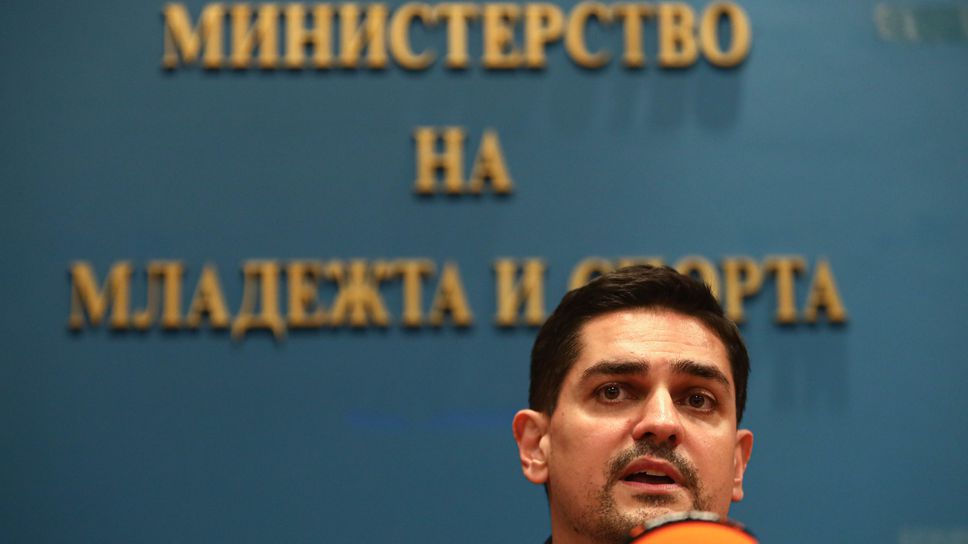 Министърът на спорта отговаря на Илиана Раева в извънредна пресконференция