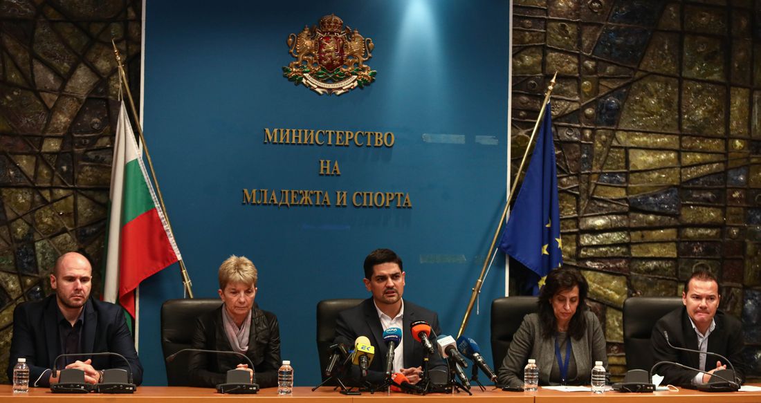 Министърът на спорта отговаря на Илиана Раева в извънредна пресконференция