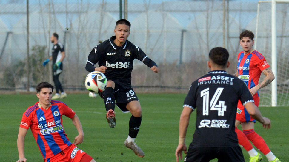 Порой заля Славия, "белите" местят тренировката