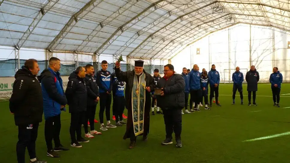 Струмска слава стартира зимна подготовка Старши треньорът СтефанГошев изведе футболистите