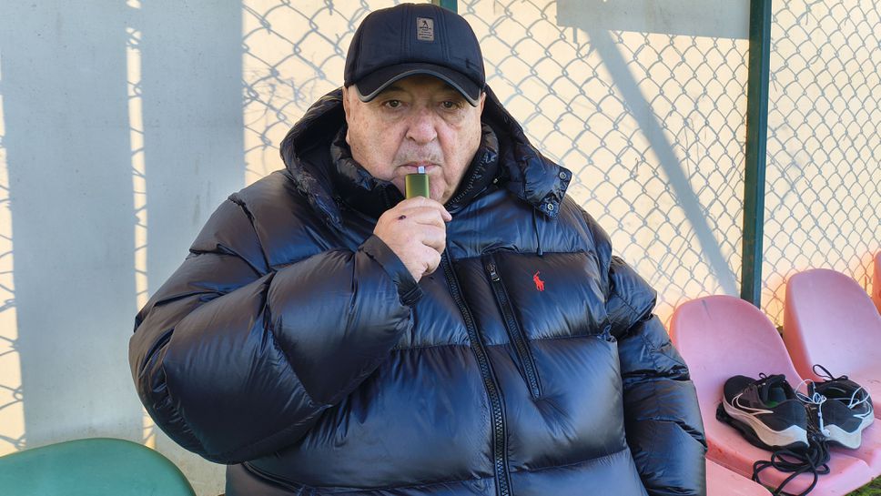 Президентът на Славия Венцеслав Стефанов гледа тренировката на белите с