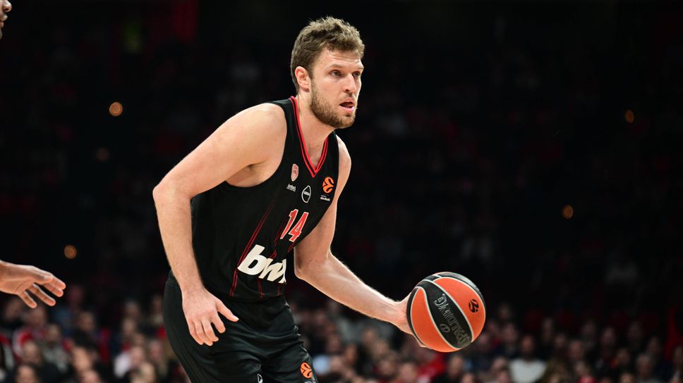 Българският ас на Олимпиакос Александър Везенков отново е сред основните